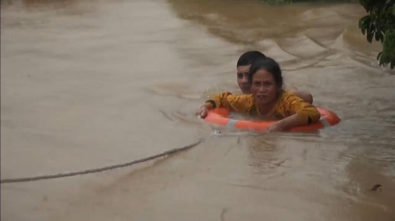 Cảm động hình ảnh công an, bộ đội dầm mình trong lũ dữ cứu người ảnh 4