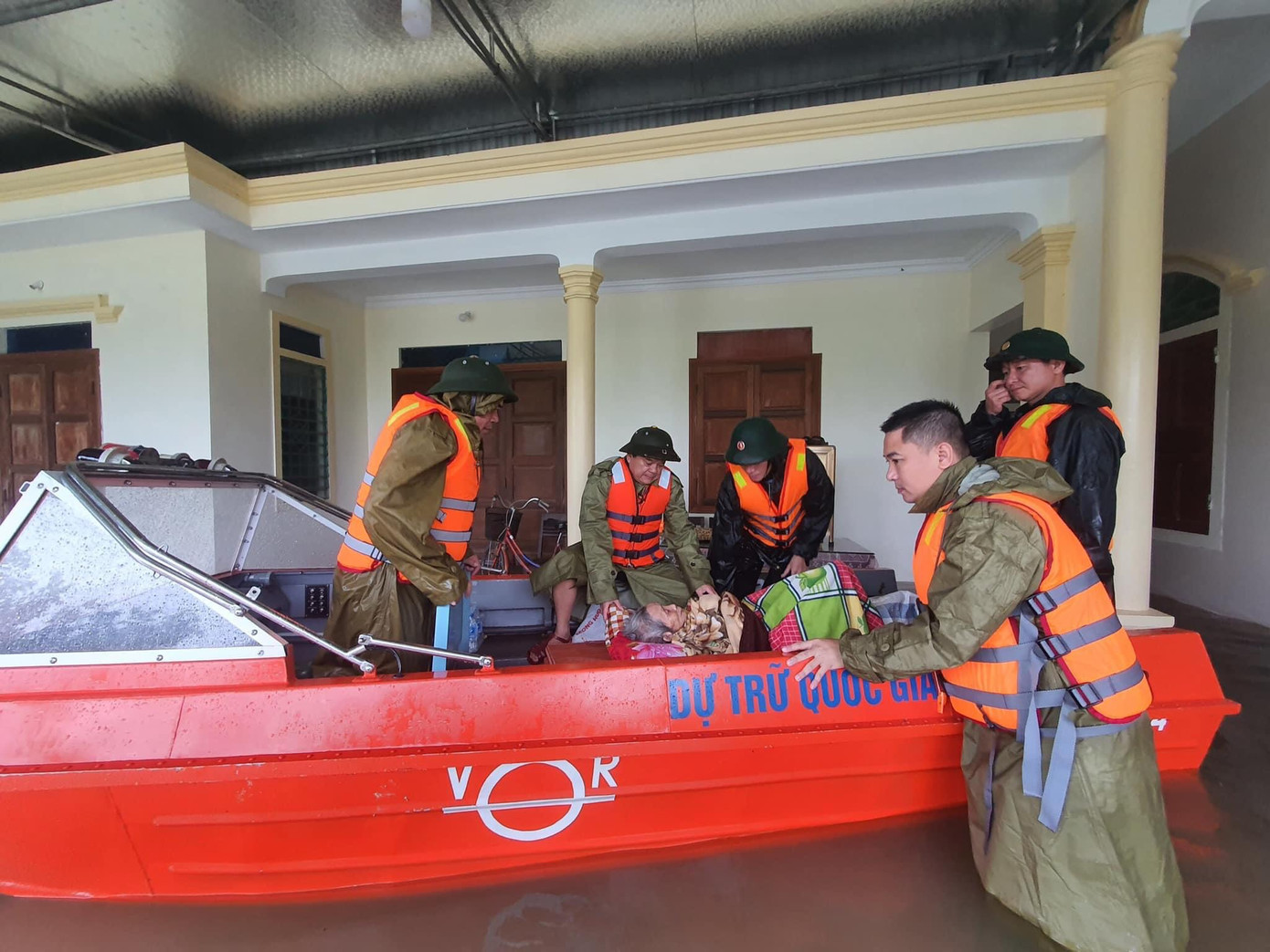 Cảm động hình ảnh công an, bộ đội dầm mình trong lũ dữ cứu người ảnh 8