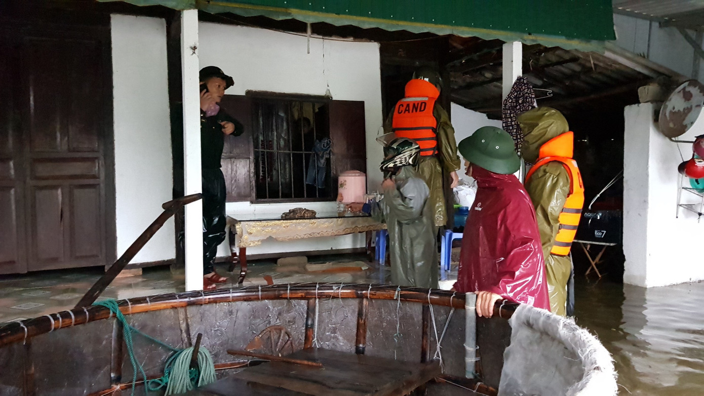 Cảm động hình ảnh công an, bộ đội dầm mình trong lũ dữ cứu người ảnh 2