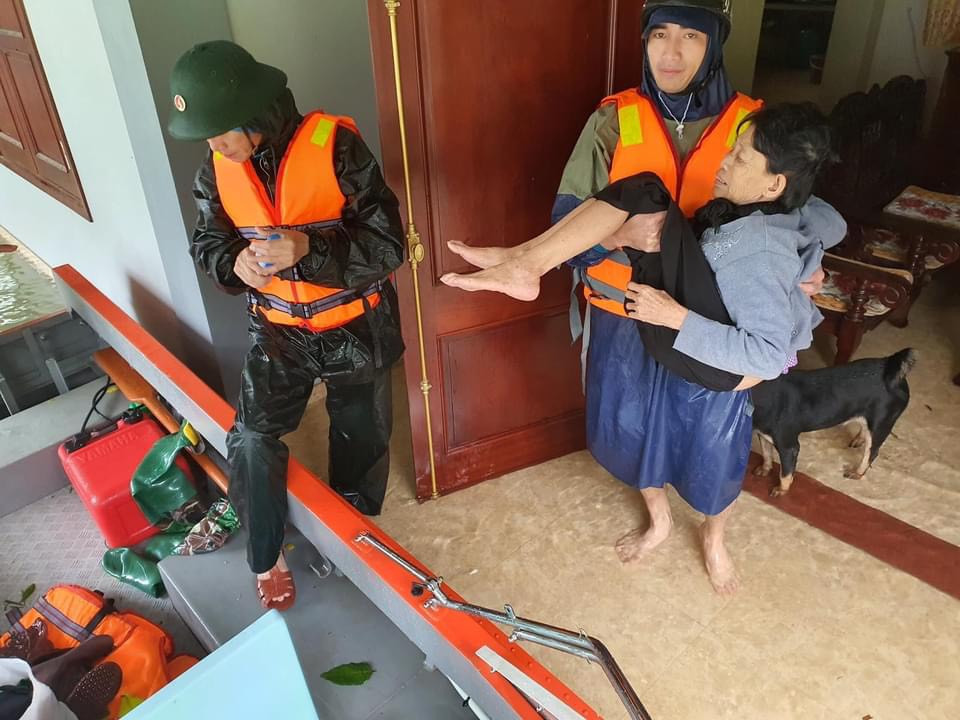 Cảm động hình ảnh công an, bộ đội dầm mình trong lũ dữ cứu người ảnh 9