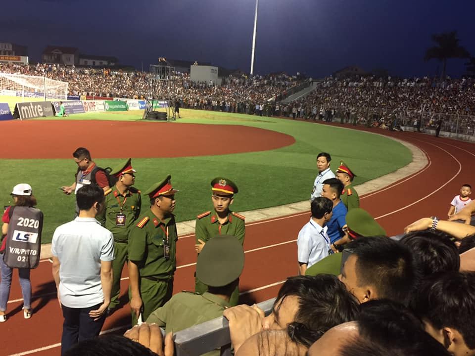 'Vỡ sân' Hà Tĩnh, CĐV bức xúc vì mua vé không được xem ảnh 17