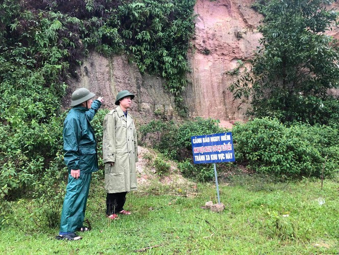 Mưa lớn, nguy cơ sạt lở, Hà Tĩnh sơ tán khẩn hàng nghìn người đến nơi an toàn ảnh 2