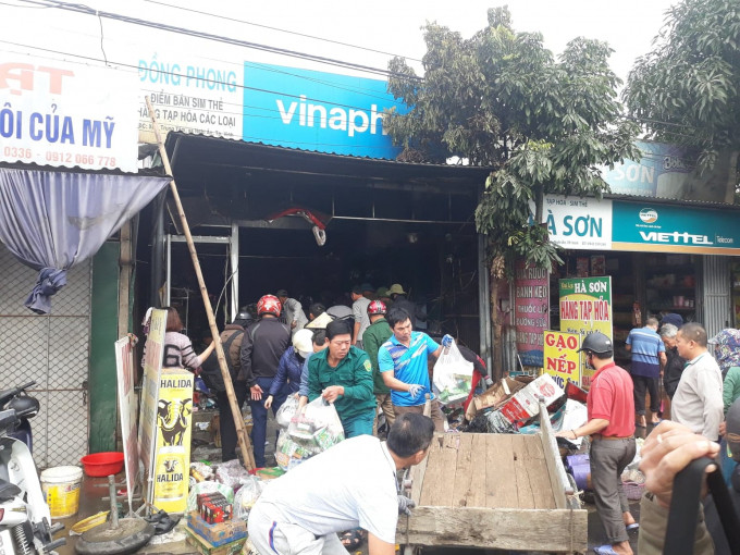 Cháy cửa hàng tạp hóa, nhiều mặt hàng bán tết biến thành than ảnh 1