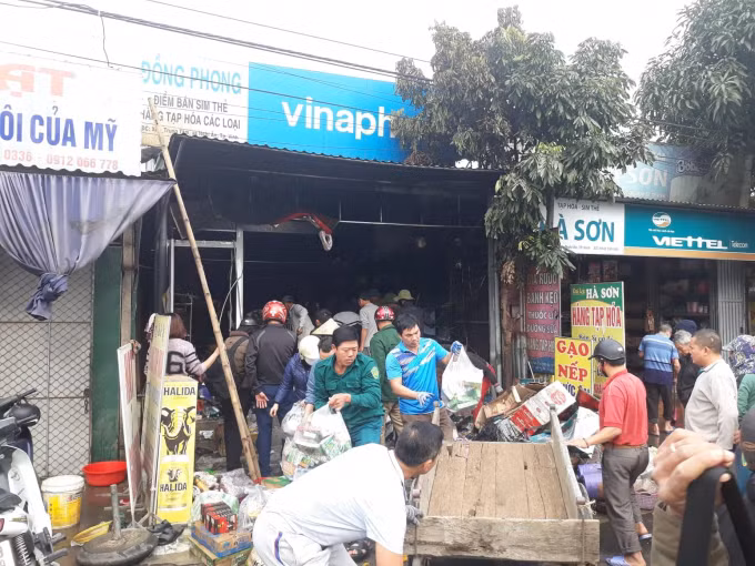 Cháy cửa hàng tạp hóa, nhiều mặt hàng bán tết biến thành than ảnh 1