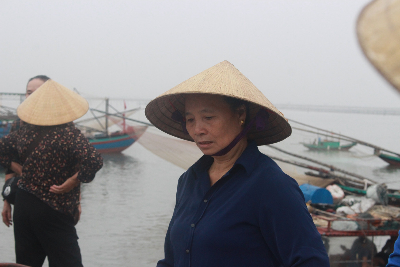 Cảng cá Hà Tĩnh tấp nập người bán, kẻ mua giữa mùa dịch COVID - 19 ảnh 10