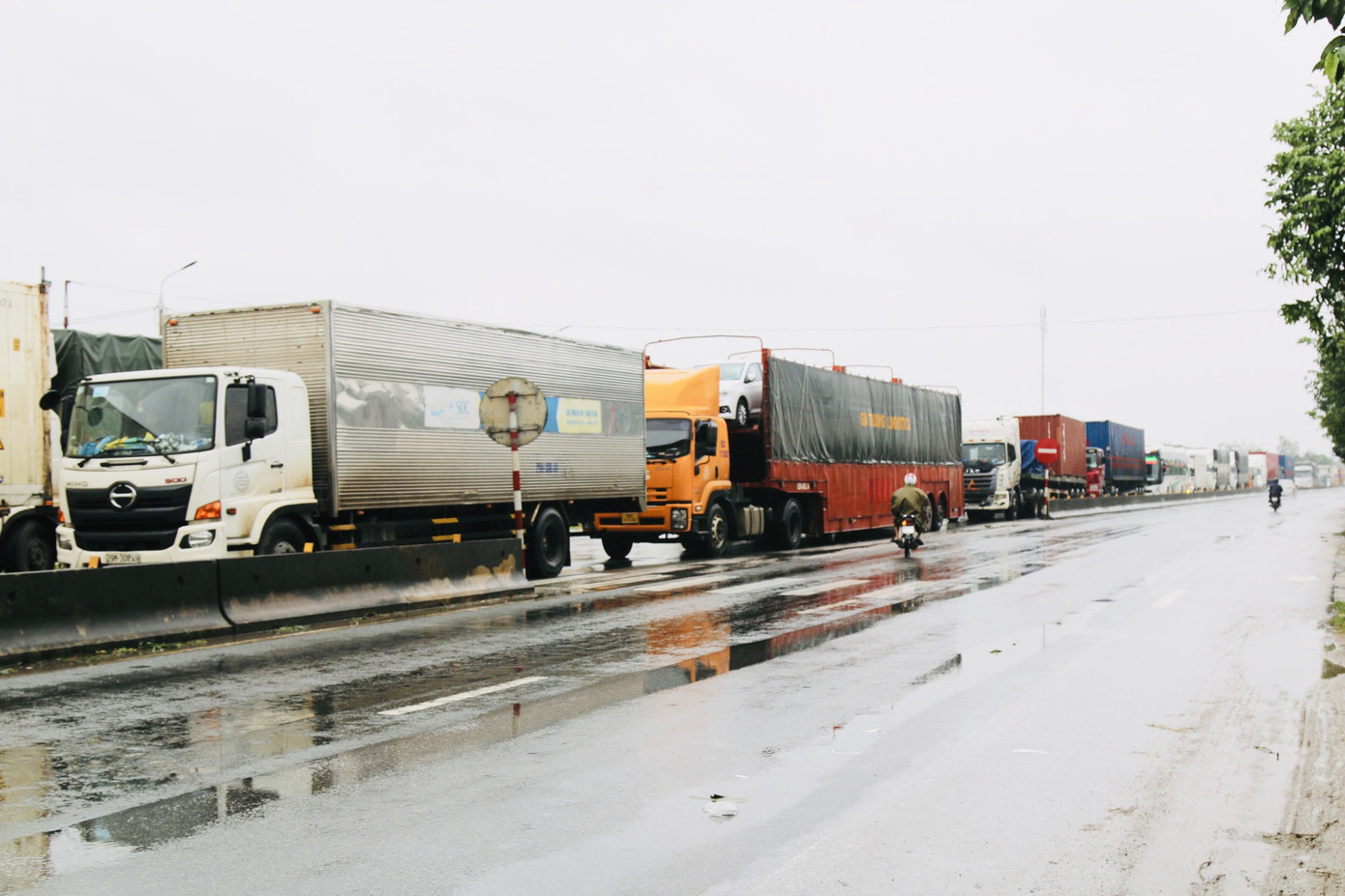 Lũ cuồn cuộn, đường tránh Hà Tĩnh ách tắc hàng chục km ảnh 1