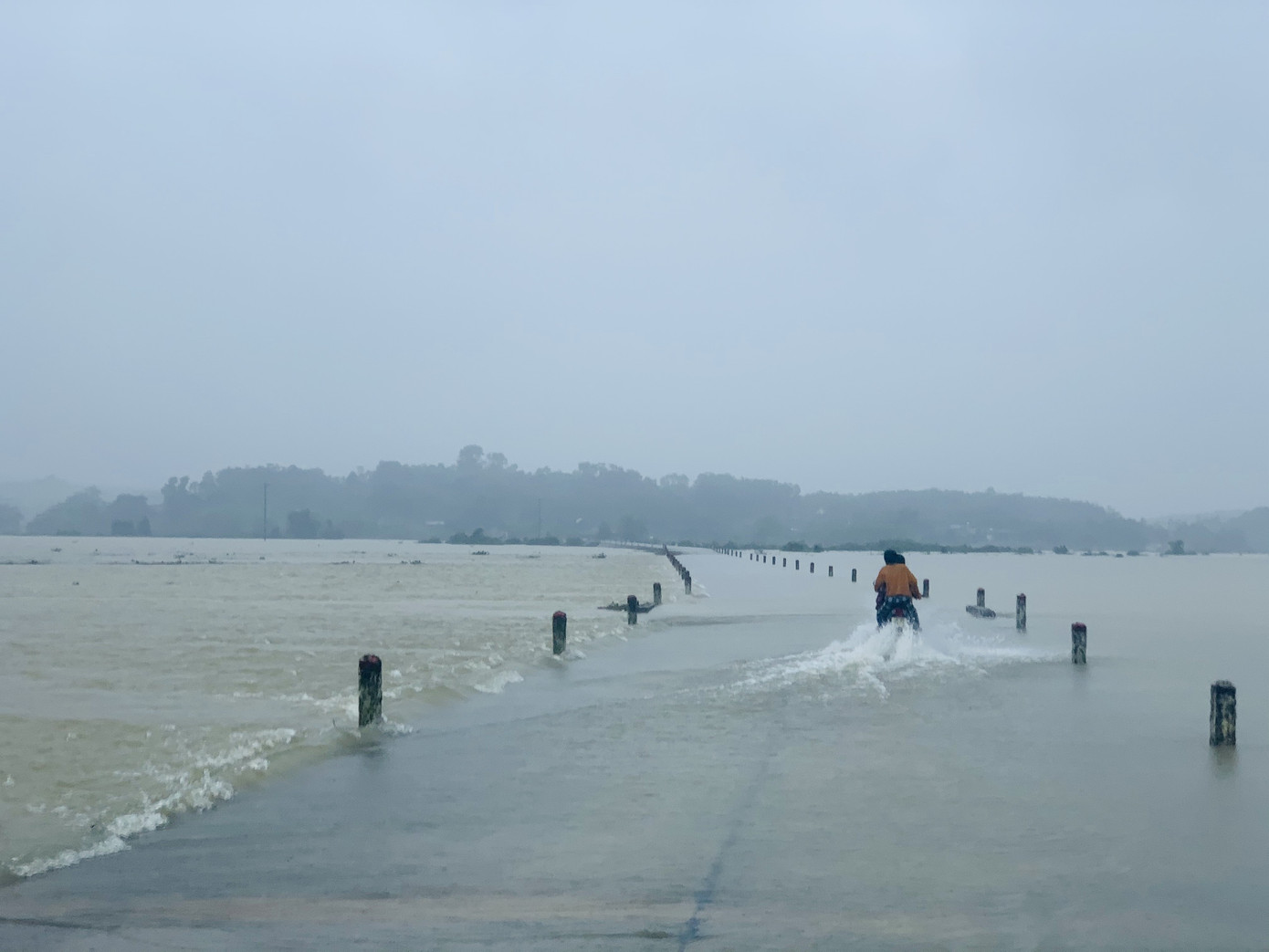 Nhiều tuyến đường ngập sâu, giao thông bị chia cắt ở Hà Tĩnh ảnh 2