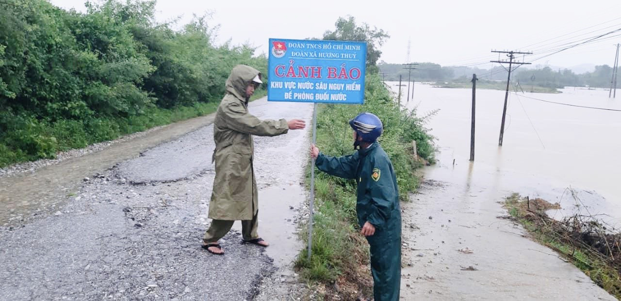 Nhiều tuyến đường ngập sâu, giao thông bị chia cắt ở Hà Tĩnh ảnh 4