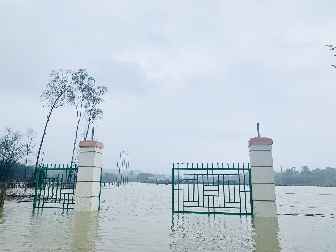 Nhiều tuyến đường ngập sâu, giao thông bị chia cắt ở Hà Tĩnh ảnh 6