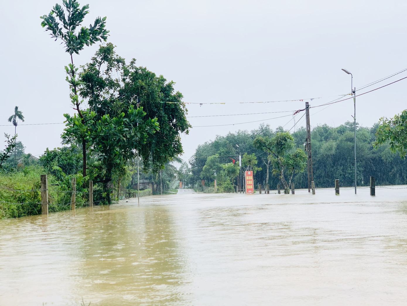 Nhiều tuyến đường ngập sâu, giao thông bị chia cắt ở Hà Tĩnh ảnh 8