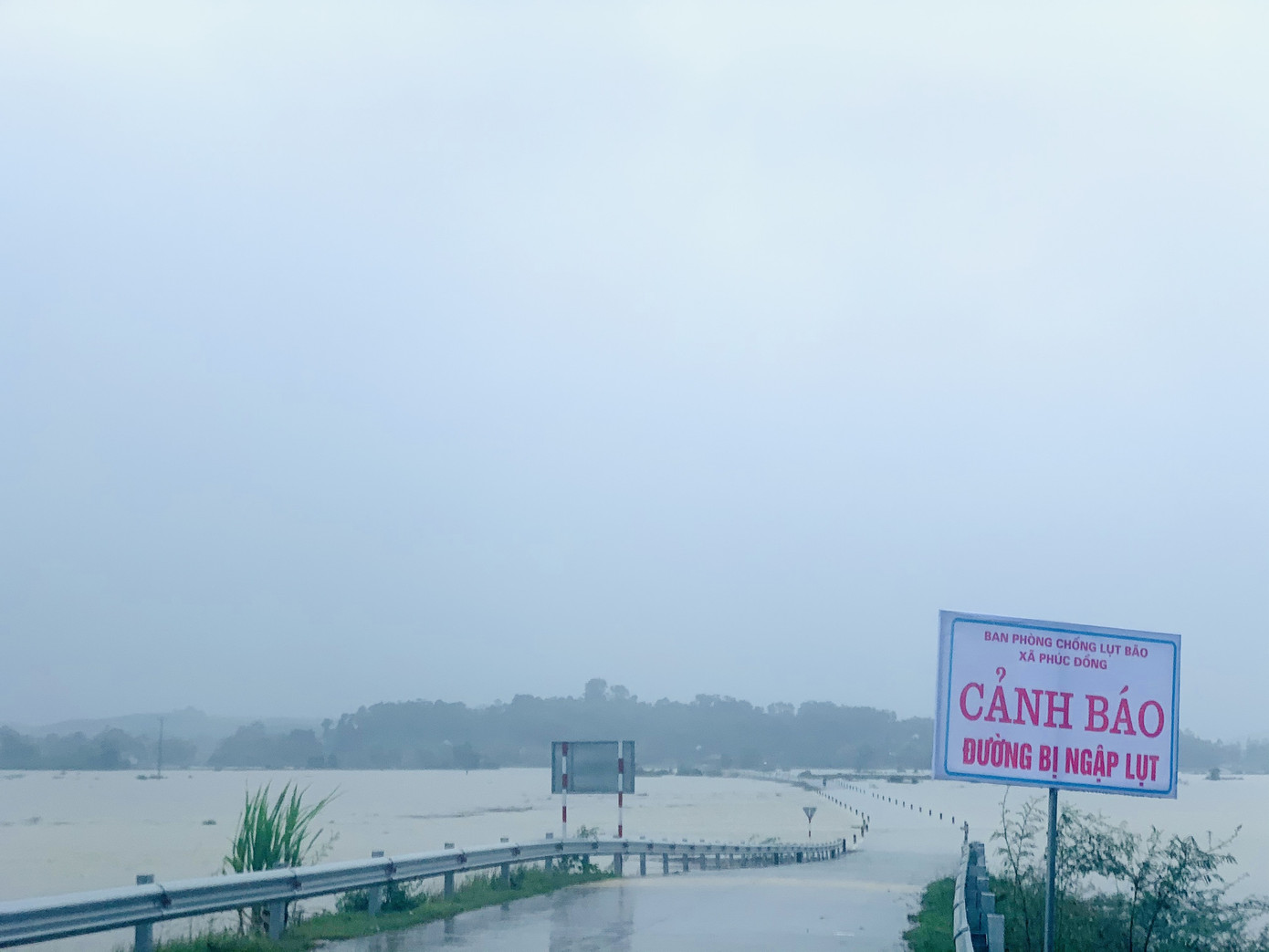 Nhiều tuyến đường ngập sâu, giao thông bị chia cắt ở Hà Tĩnh ảnh 1