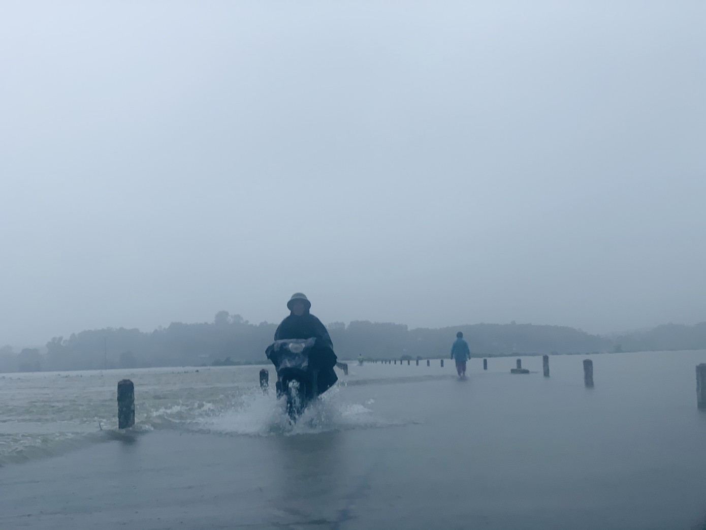 Nhiều tuyến đường ngập sâu, giao thông bị chia cắt ở Hà Tĩnh ảnh 3