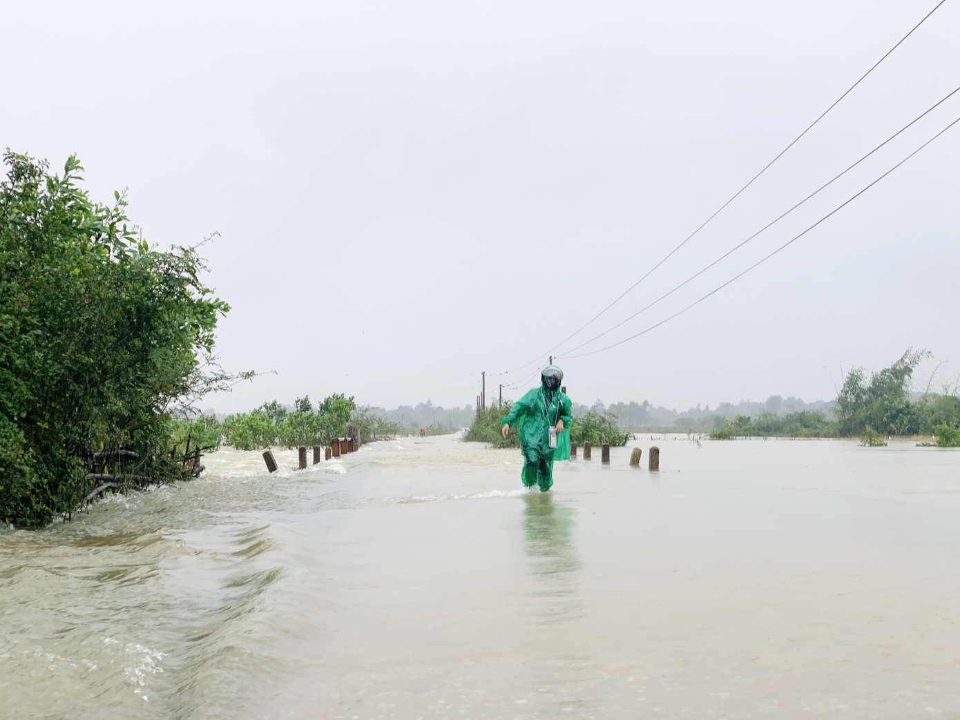 Nhiều tuyến đường ngập sâu, giao thông bị chia cắt ở Hà Tĩnh ảnh 5