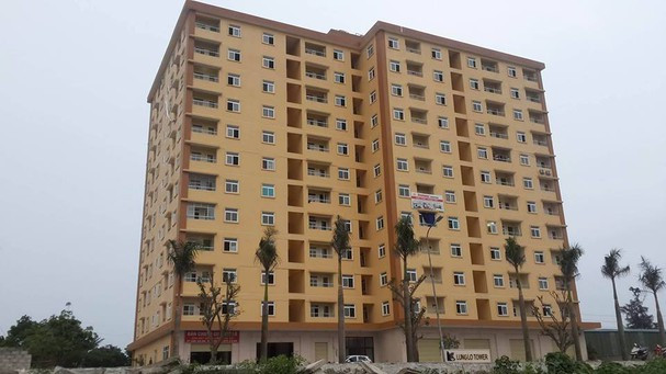 Clip hé lộ nghi can cầm súng, ném vật gây nổ tại chung cư Lũng Lô ảnh 1