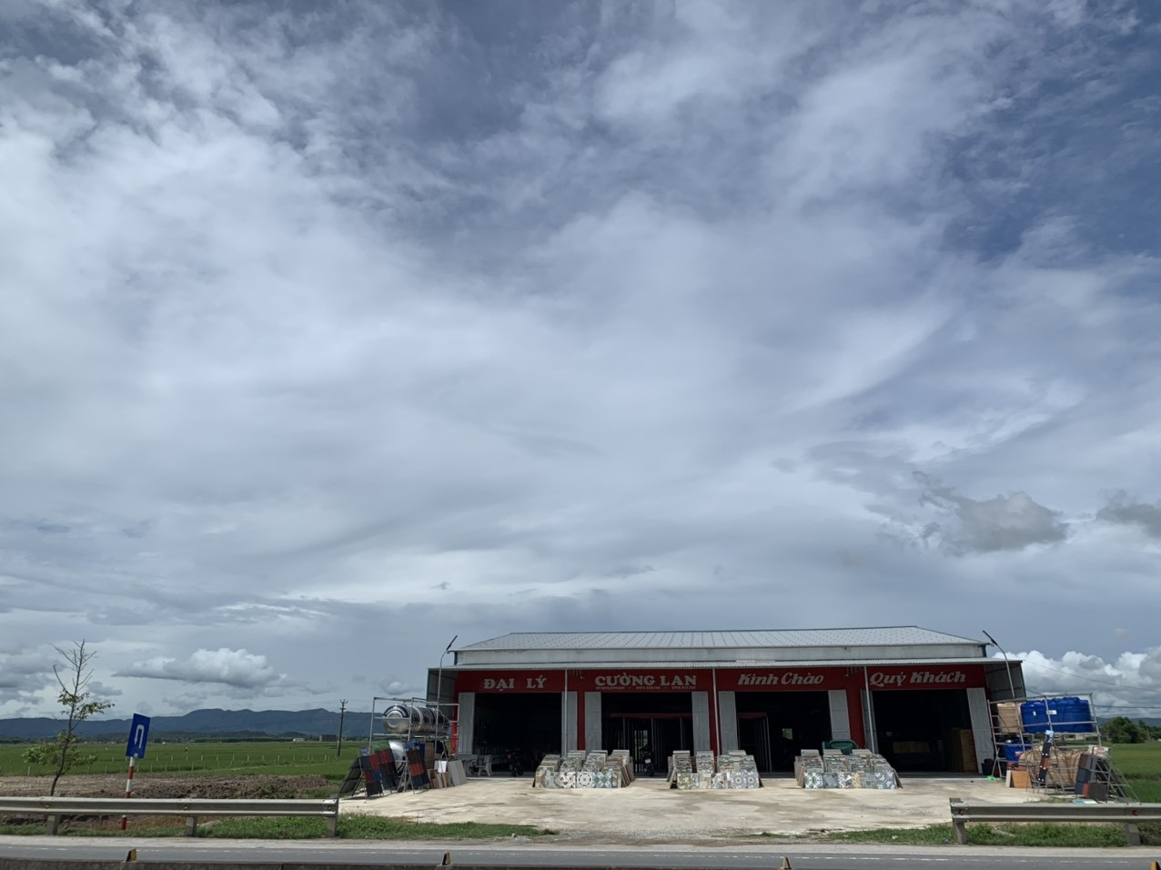 Dân tự ý phá dỡ tường hộ lan trên QL1A làm lối dẫn vào nhà ảnh 5