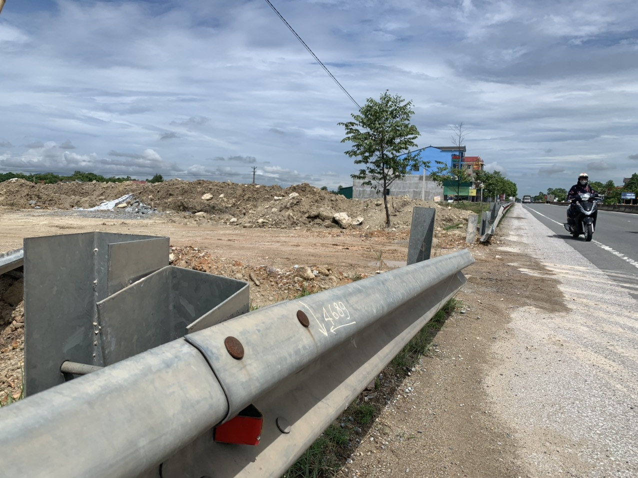 Dân tự ý phá dỡ tường hộ lan trên QL1A làm lối dẫn vào nhà ảnh 2