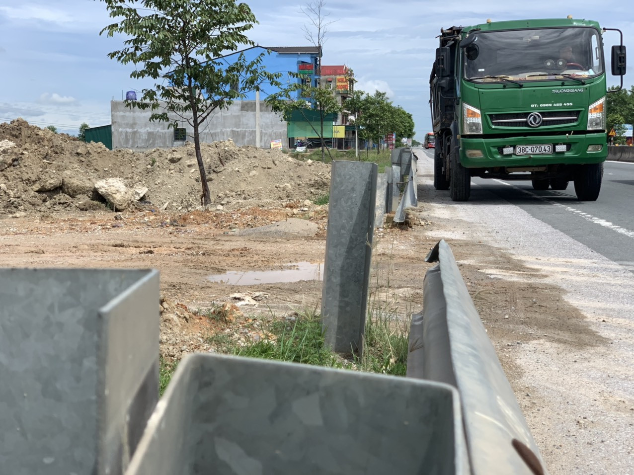 Dân tự ý phá dỡ tường hộ lan trên QL1A làm lối dẫn vào nhà ảnh 1