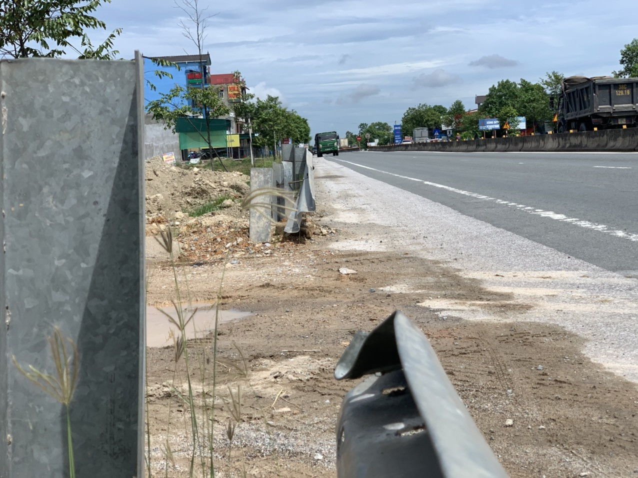 Dân tự ý phá dỡ tường hộ lan trên QL1A làm lối dẫn vào nhà ảnh 3