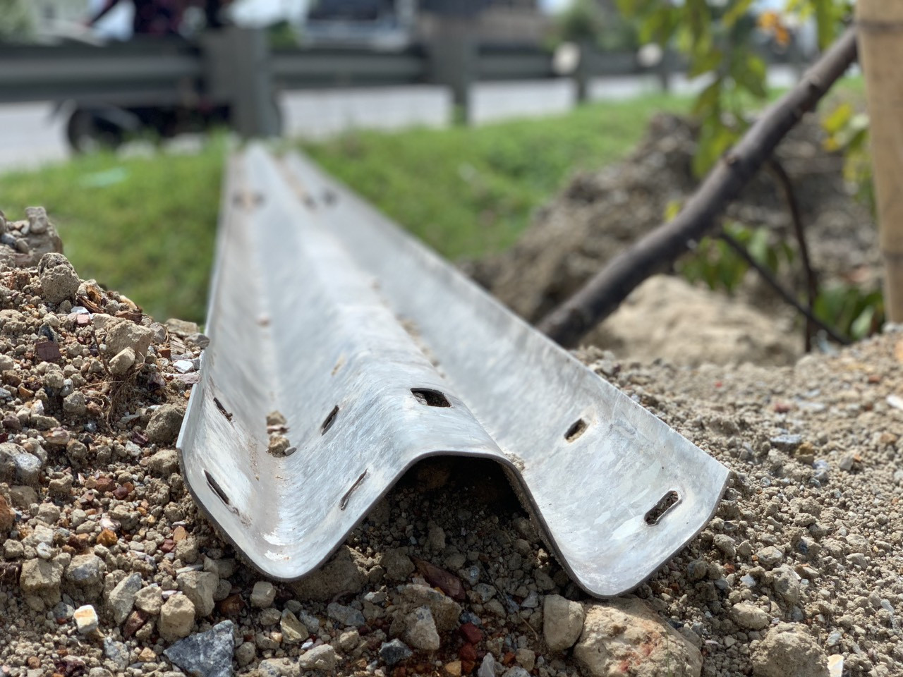 Dân tự ý phá dỡ tường hộ lan trên QL1A làm lối dẫn vào nhà ảnh 4