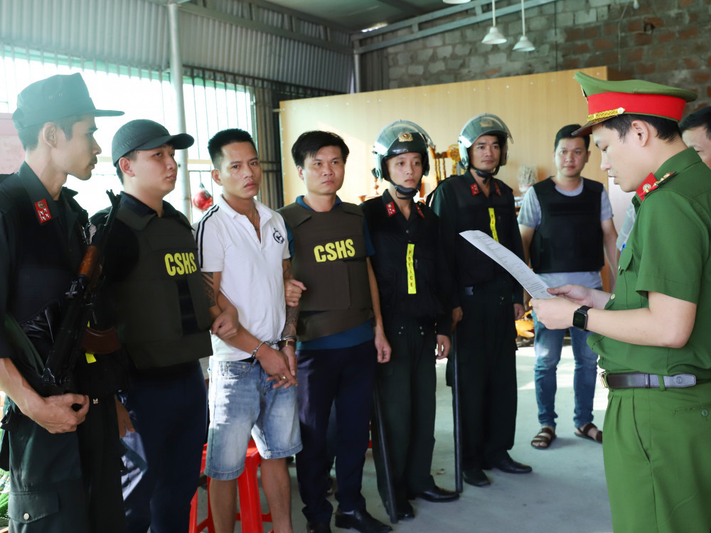 Bắt băng nhóm bảo kê, cưỡng đoạt tài sản các hộ kinh doanh ảnh 1