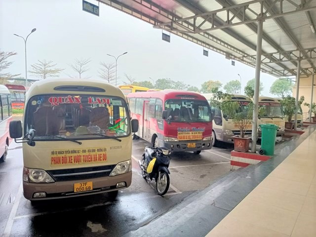 Nghệ An: Hàng loạt xe khách 'bãi bến' phản đối xe dù vượt tuyến ảnh 1