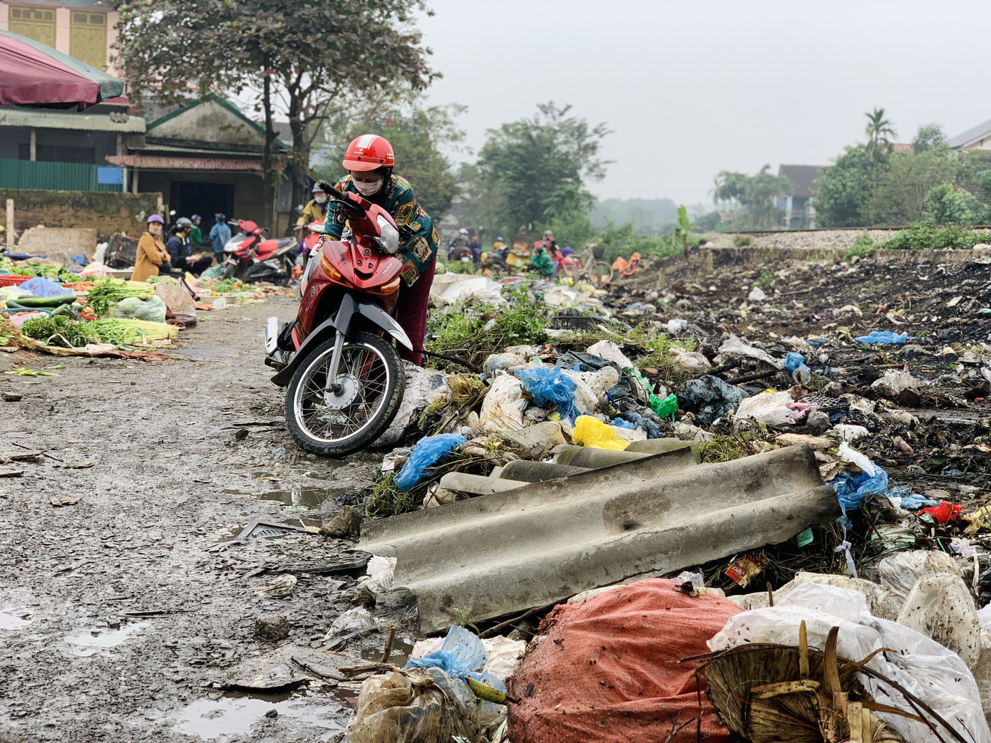 Khu xử lý 'đóng băng' suốt 3 năm, dân khốn khổ sống chung với rác ảnh 4