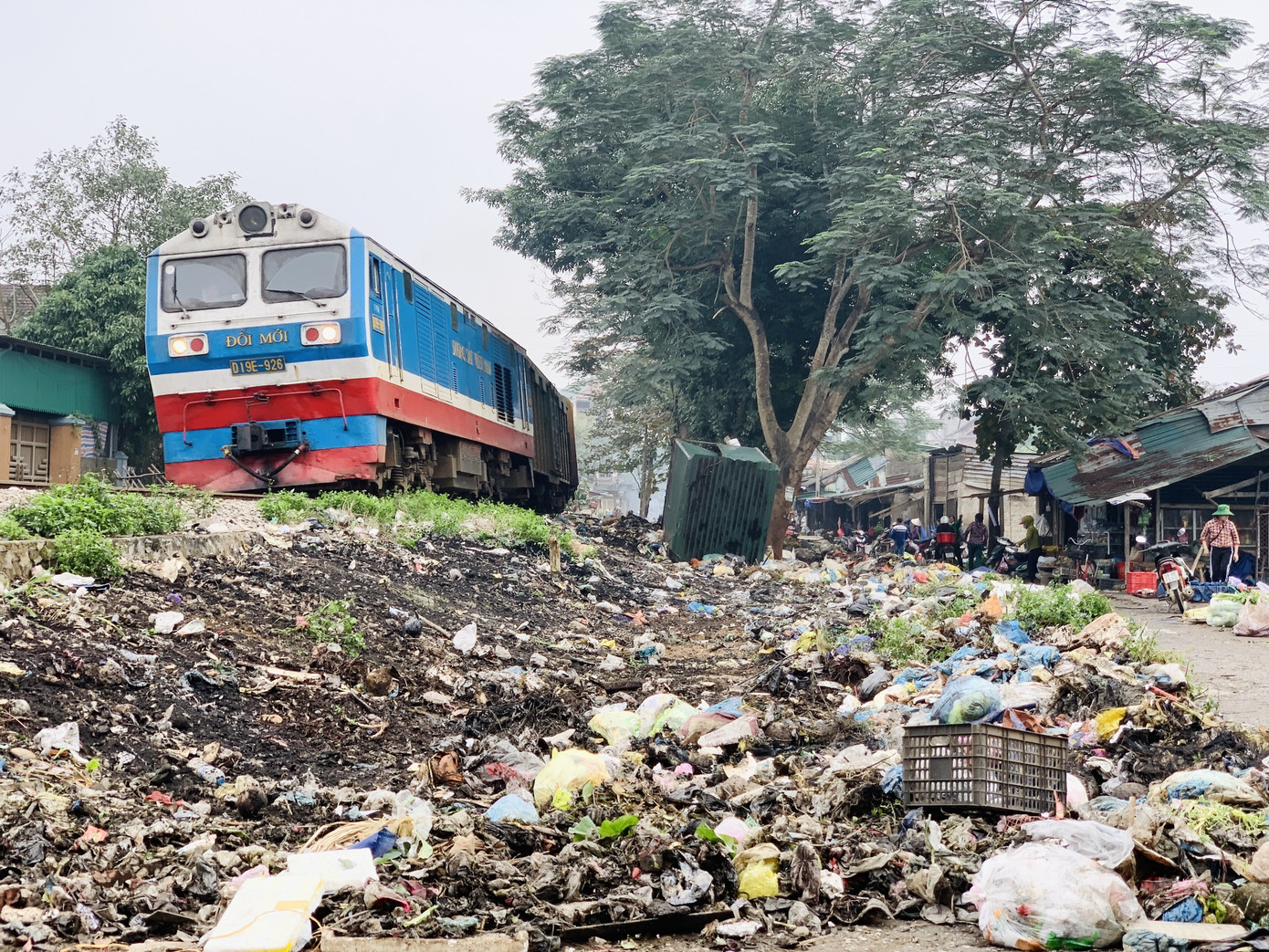 Khu xử lý 'đóng băng' suốt 3 năm, dân khốn khổ sống chung với rác ảnh 1