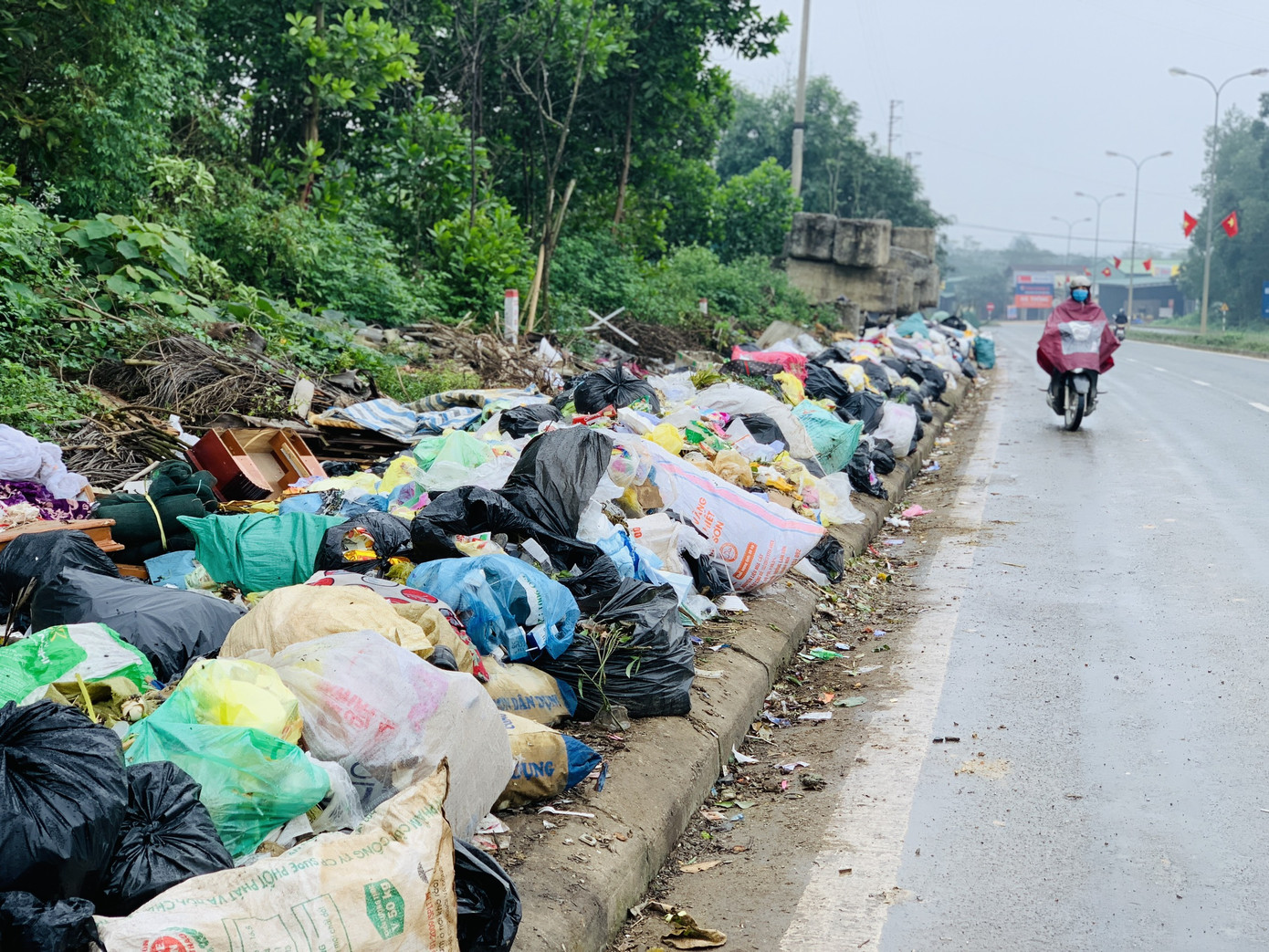 Khu xử lý 'đóng băng' suốt 3 năm, dân khốn khổ sống chung với rác ảnh 6