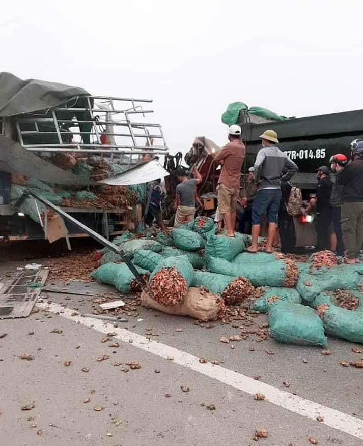 Nghệ An: Xe tải đấu đầu, 2 người tử vong ảnh 1