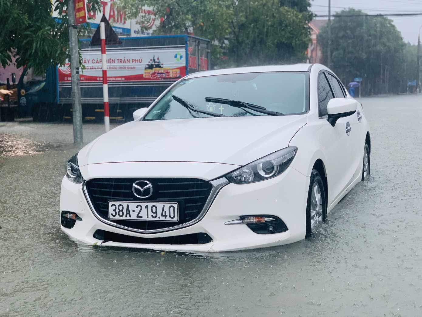 Mưa xối xả từ đêm đến sáng, người dân Hà Tĩnh vật lộn trong biển nước ảnh 4