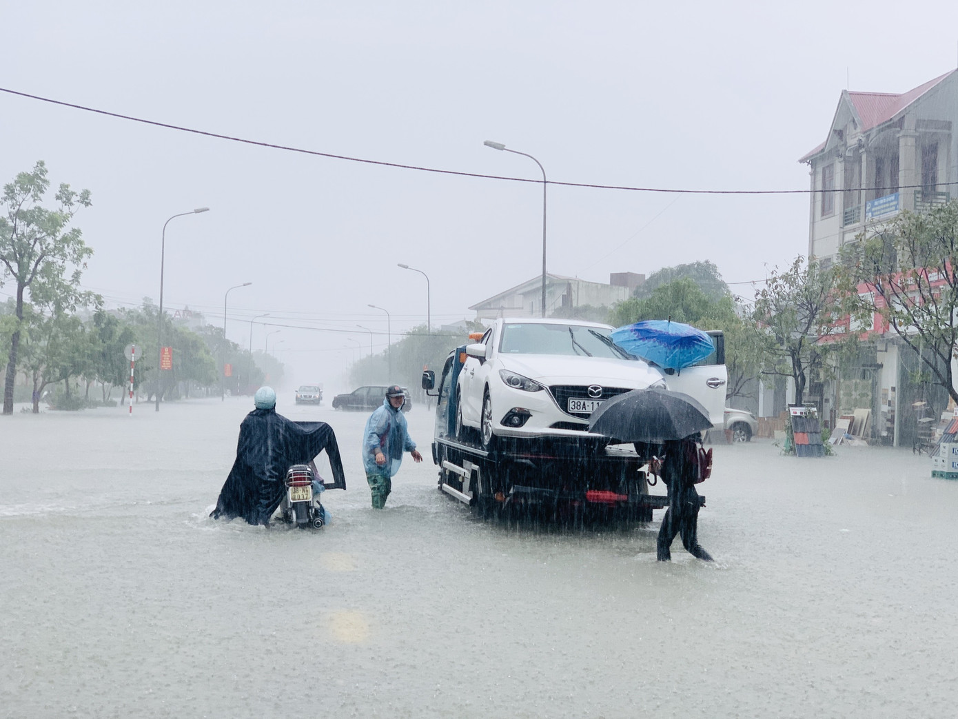 Mưa xối xả từ đêm đến sáng, người dân Hà Tĩnh vật lộn trong biển nước ảnh 2