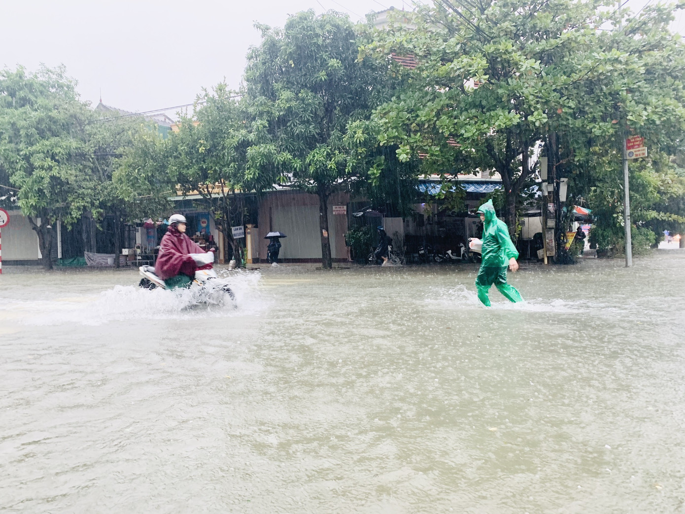 Mưa xối xả từ đêm đến sáng, người dân Hà Tĩnh vật lộn trong biển nước ảnh 5