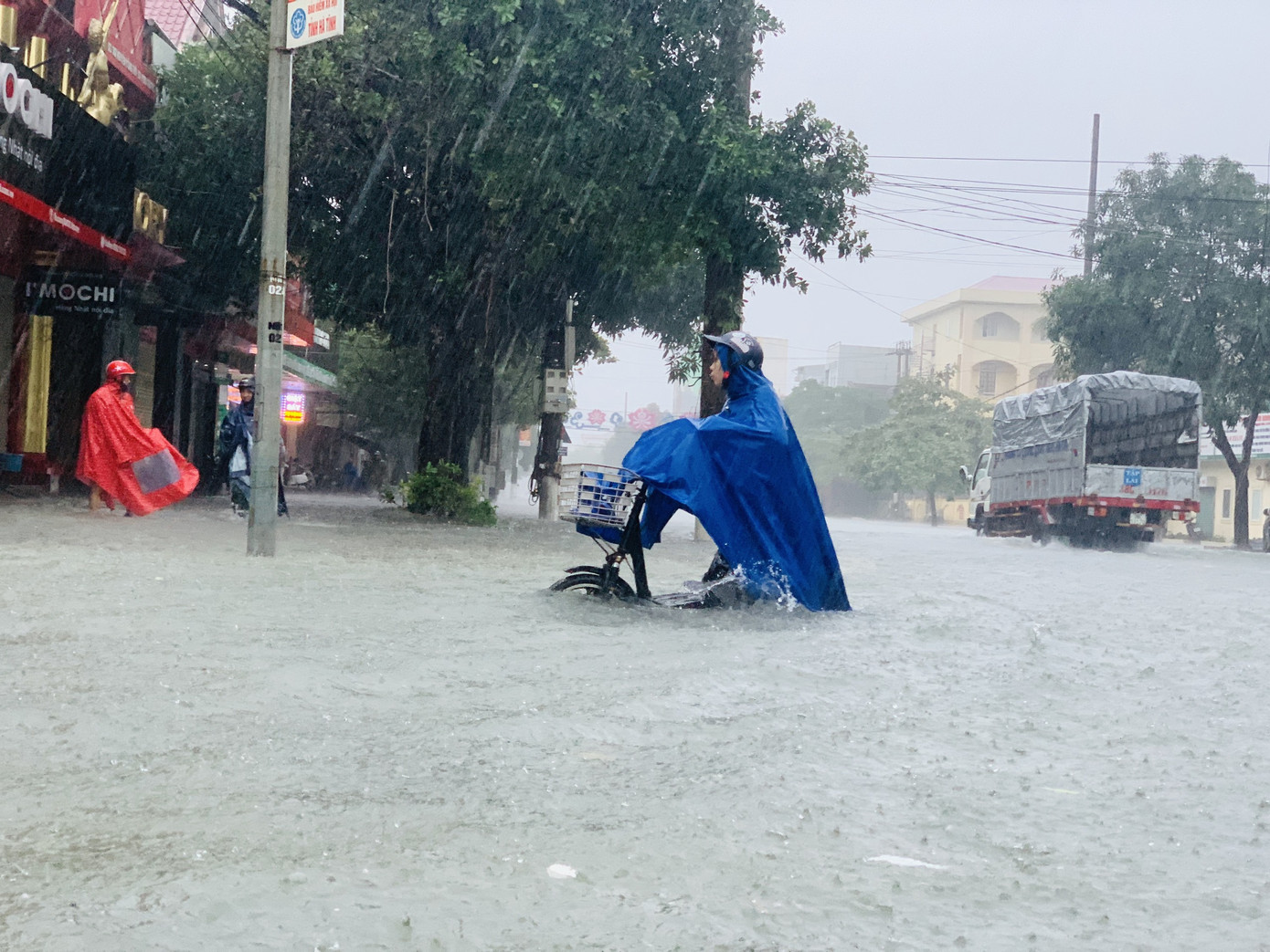 Mưa xối xả từ đêm đến sáng, người dân Hà Tĩnh vật lộn trong biển nước ảnh 1