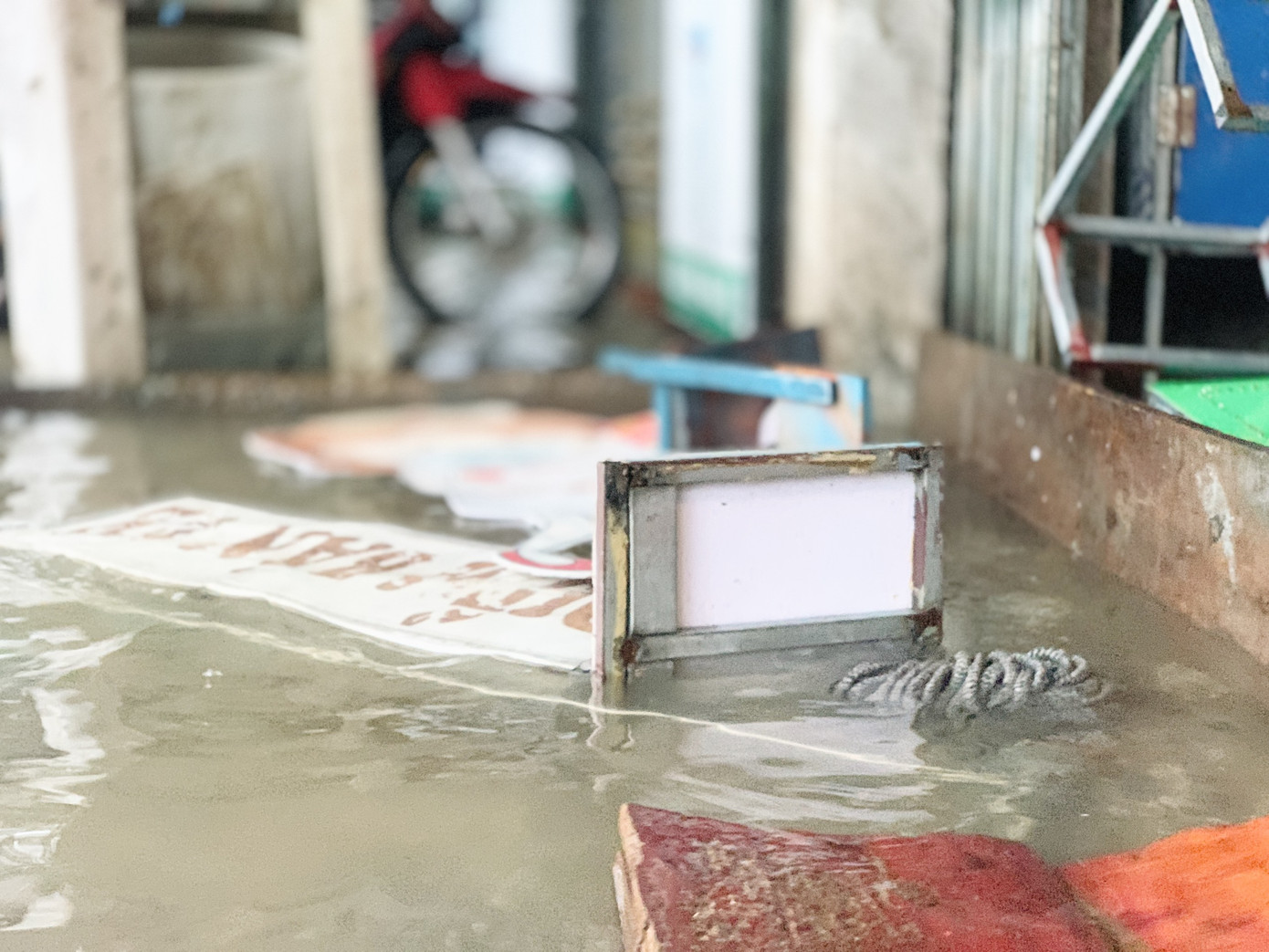 Mưa xối xả từ đêm đến sáng, người dân Hà Tĩnh vật lộn trong biển nước ảnh 11