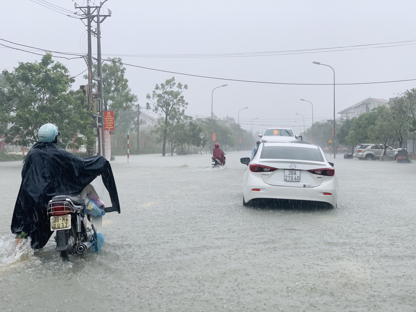 Mưa xối xả từ đêm đến sáng, người dân Hà Tĩnh vật lộn trong biển nước ảnh 15