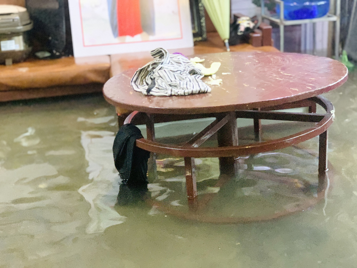 Mưa xối xả từ đêm đến sáng, người dân Hà Tĩnh vật lộn trong biển nước ảnh 14