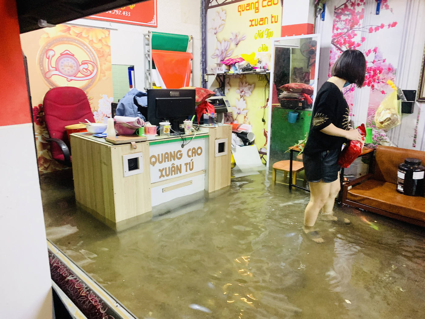 Mưa xối xả từ đêm đến sáng, người dân Hà Tĩnh vật lộn trong biển nước ảnh 12