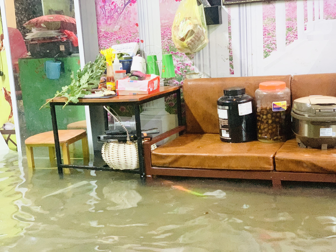 Mưa xối xả từ đêm đến sáng, người dân Hà Tĩnh vật lộn trong biển nước ảnh 10