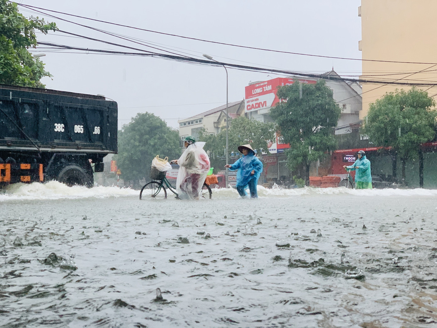 Mưa xối xả từ đêm đến sáng, người dân Hà Tĩnh vật lộn trong biển nước ảnh 8