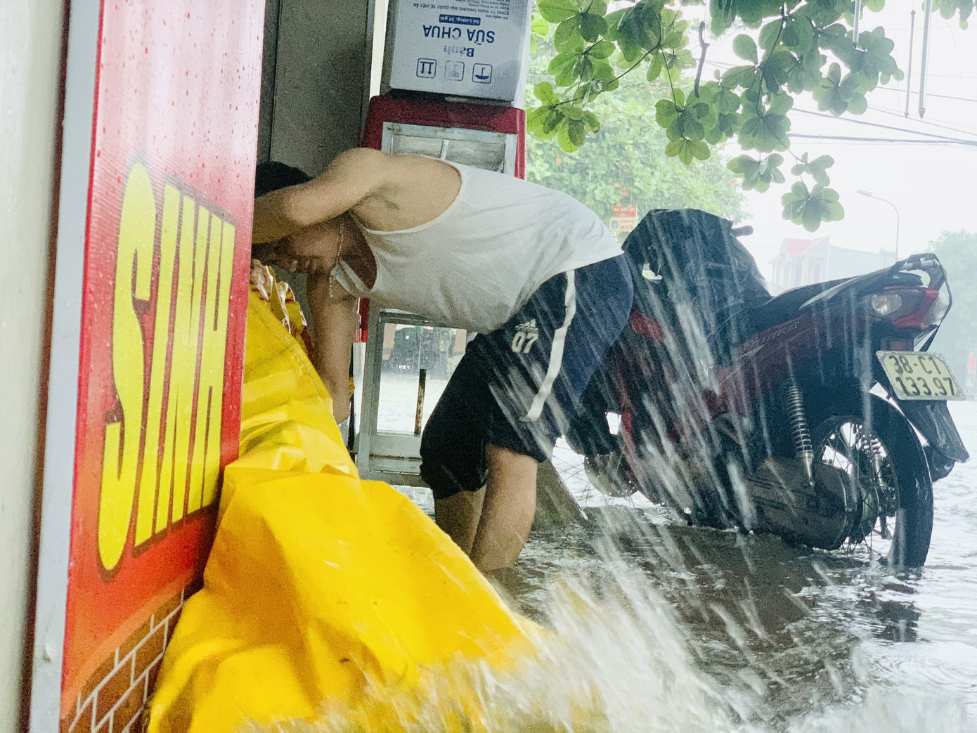 Mưa xối xả từ đêm đến sáng, người dân Hà Tĩnh vật lộn trong biển nước ảnh 7