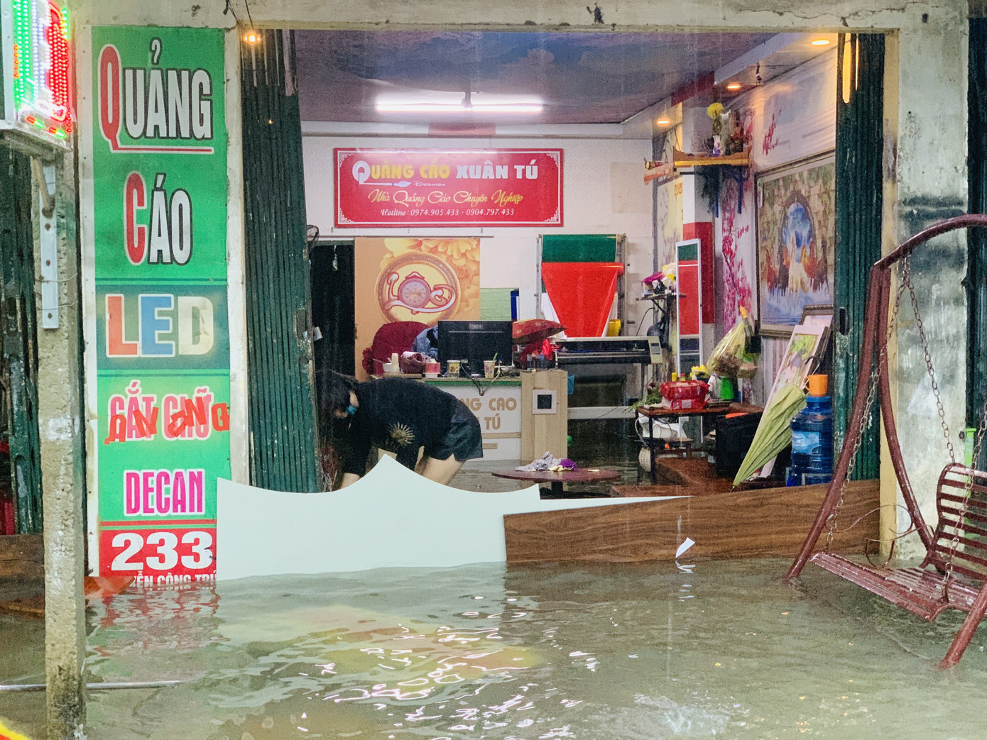 Mưa xối xả từ đêm đến sáng, người dân Hà Tĩnh vật lộn trong biển nước ảnh 6