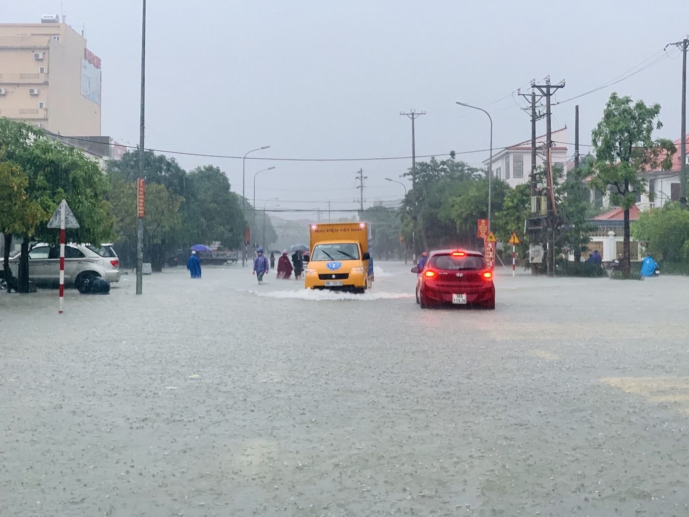 Mưa xối xả từ đêm đến sáng, người dân Hà Tĩnh vật lộn trong biển nước ảnh 3