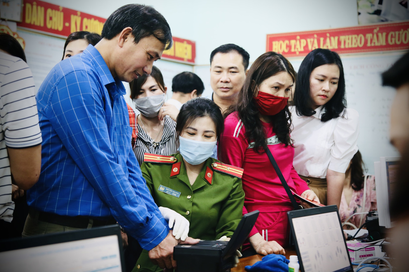 Công an Hà Tĩnh xuyên đêm làm thẻ căn cước công dân ảnh 10