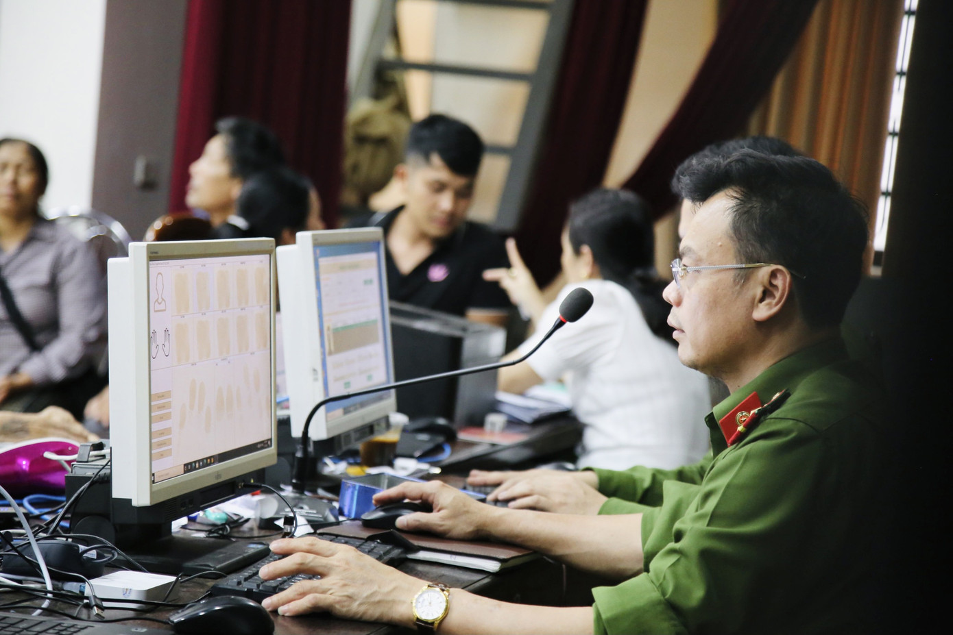 Công an Hà Tĩnh xuyên đêm làm thẻ căn cước công dân ảnh 14