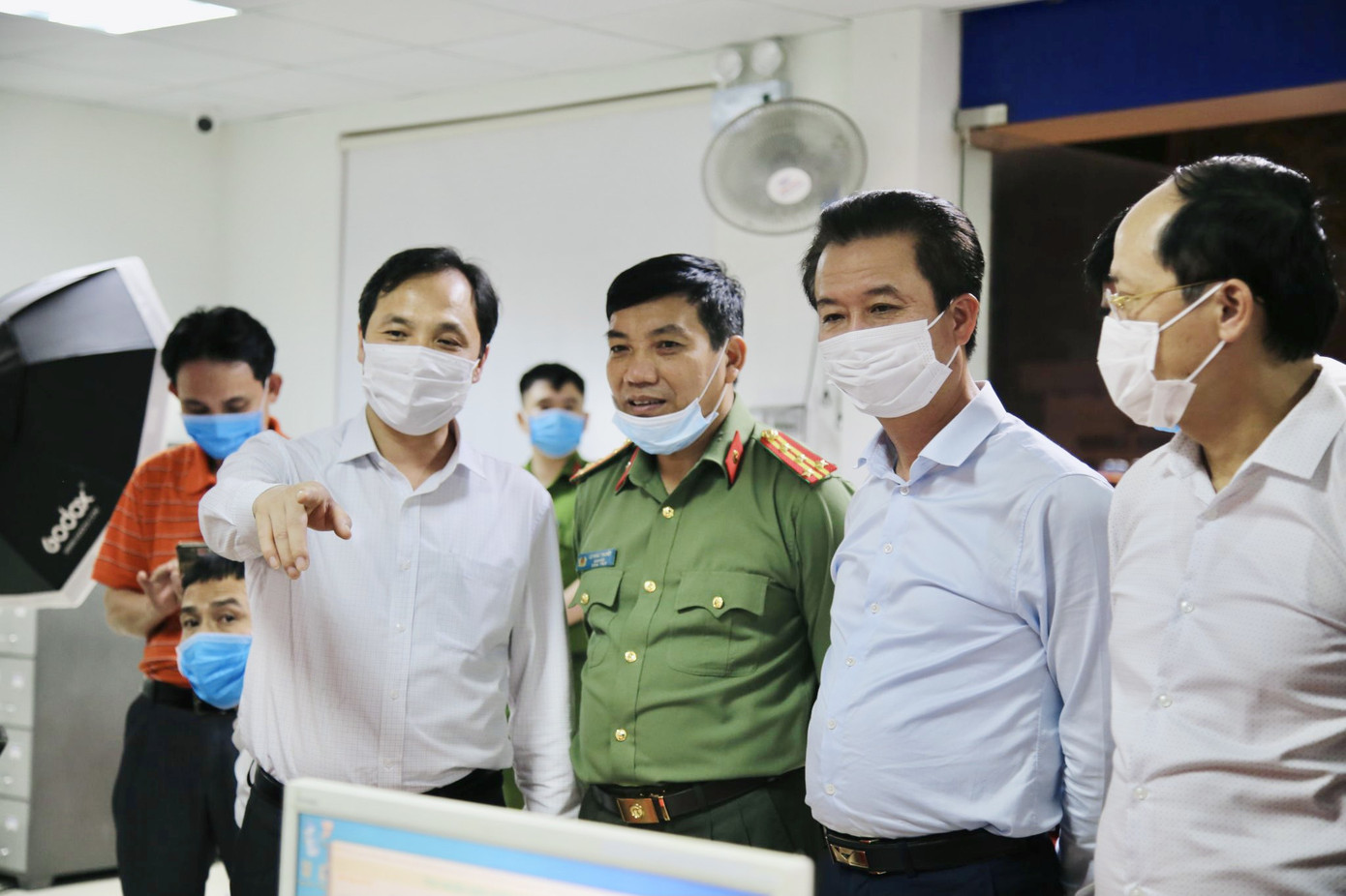 Công an Hà Tĩnh xuyên đêm làm thẻ căn cước công dân ảnh 9