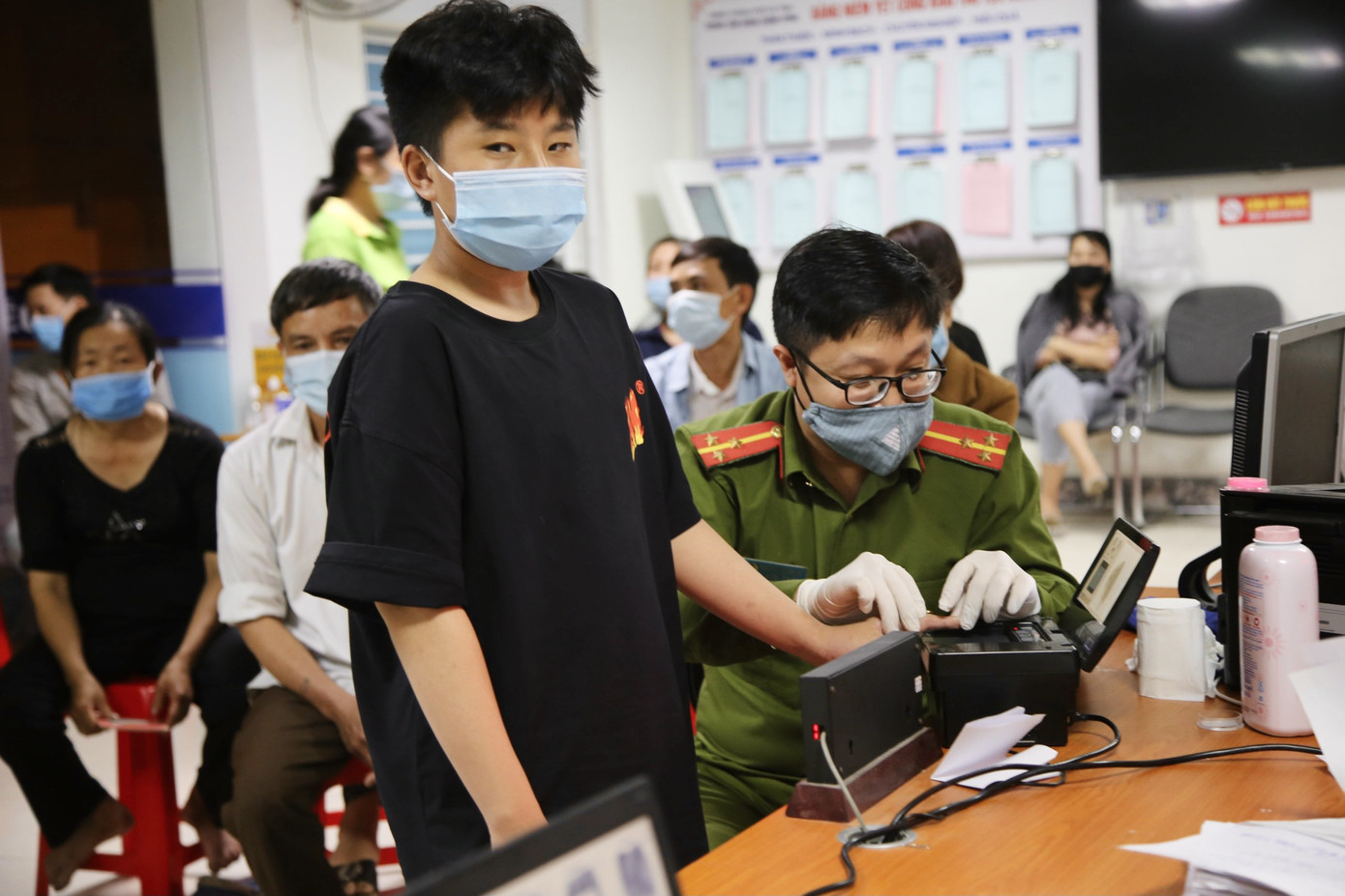 Công an Hà Tĩnh xuyên đêm làm thẻ căn cước công dân ảnh 7