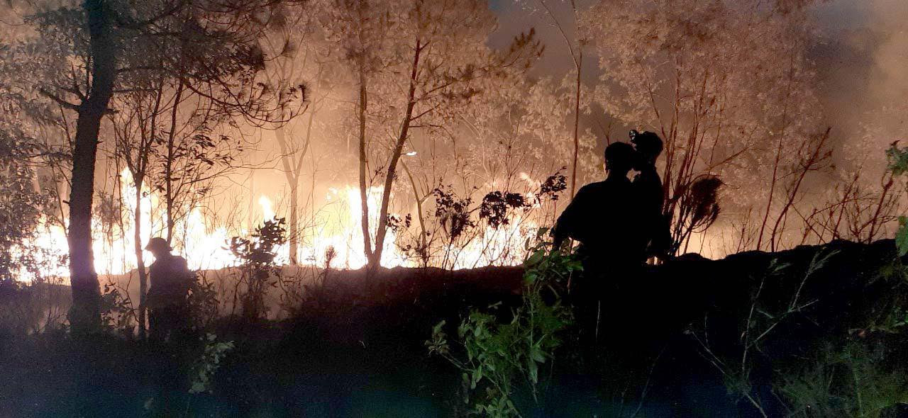 Công an, bộ đội trắng đêm căng mình dập lửa cứu rừng ảnh 7