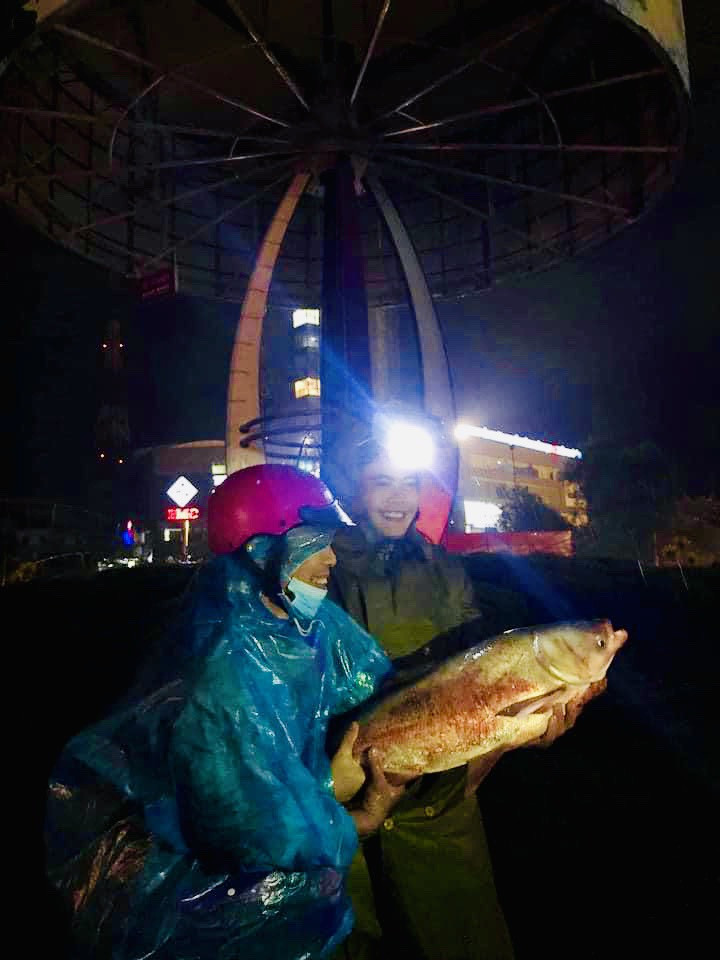 Nước lũ dâng cao, người dân Hà Tĩnh mang nơm ra đường bắt cá ảnh 8