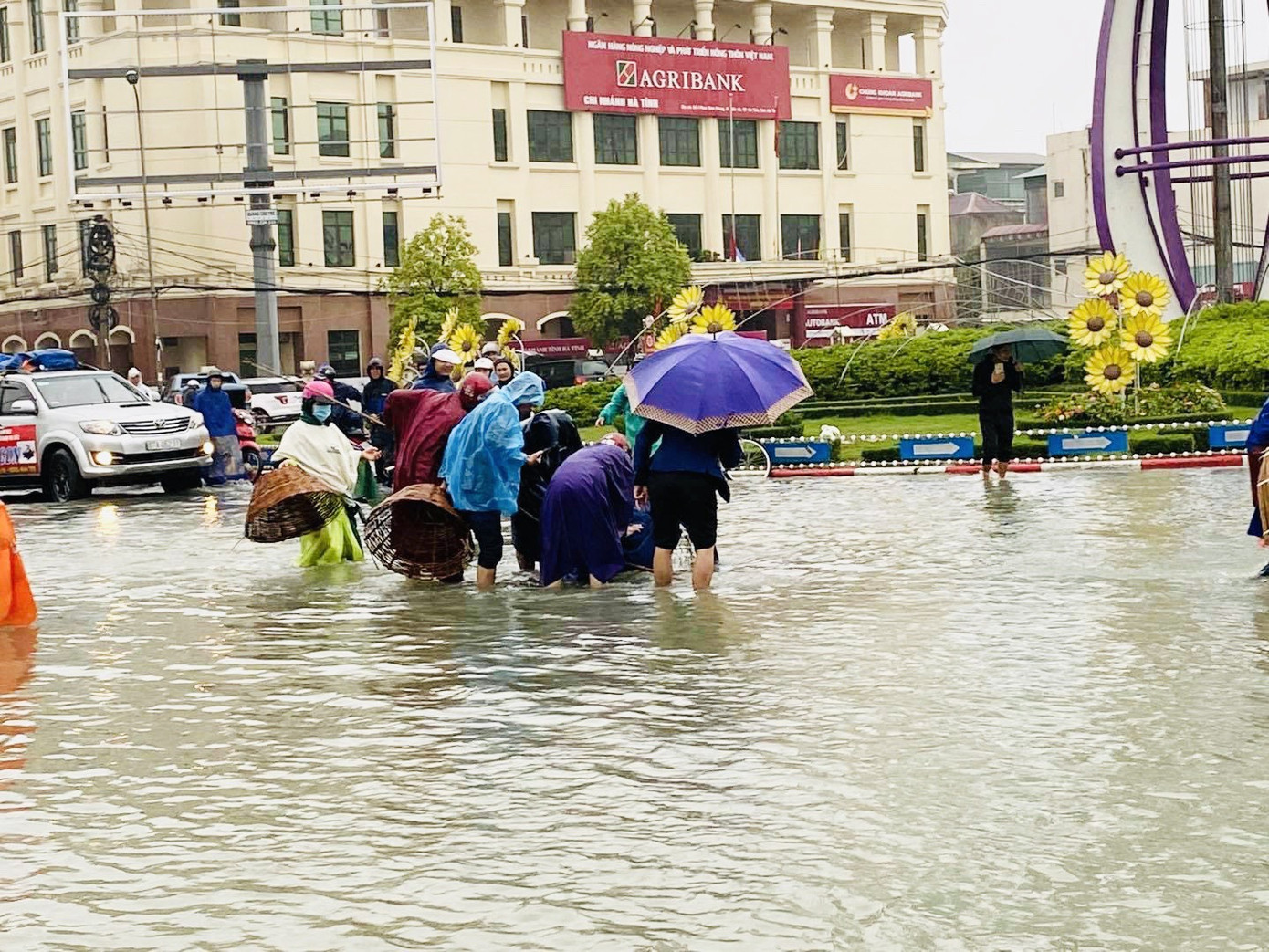 Nước lũ dâng cao, người dân Hà Tĩnh mang nơm ra đường bắt cá ảnh 2