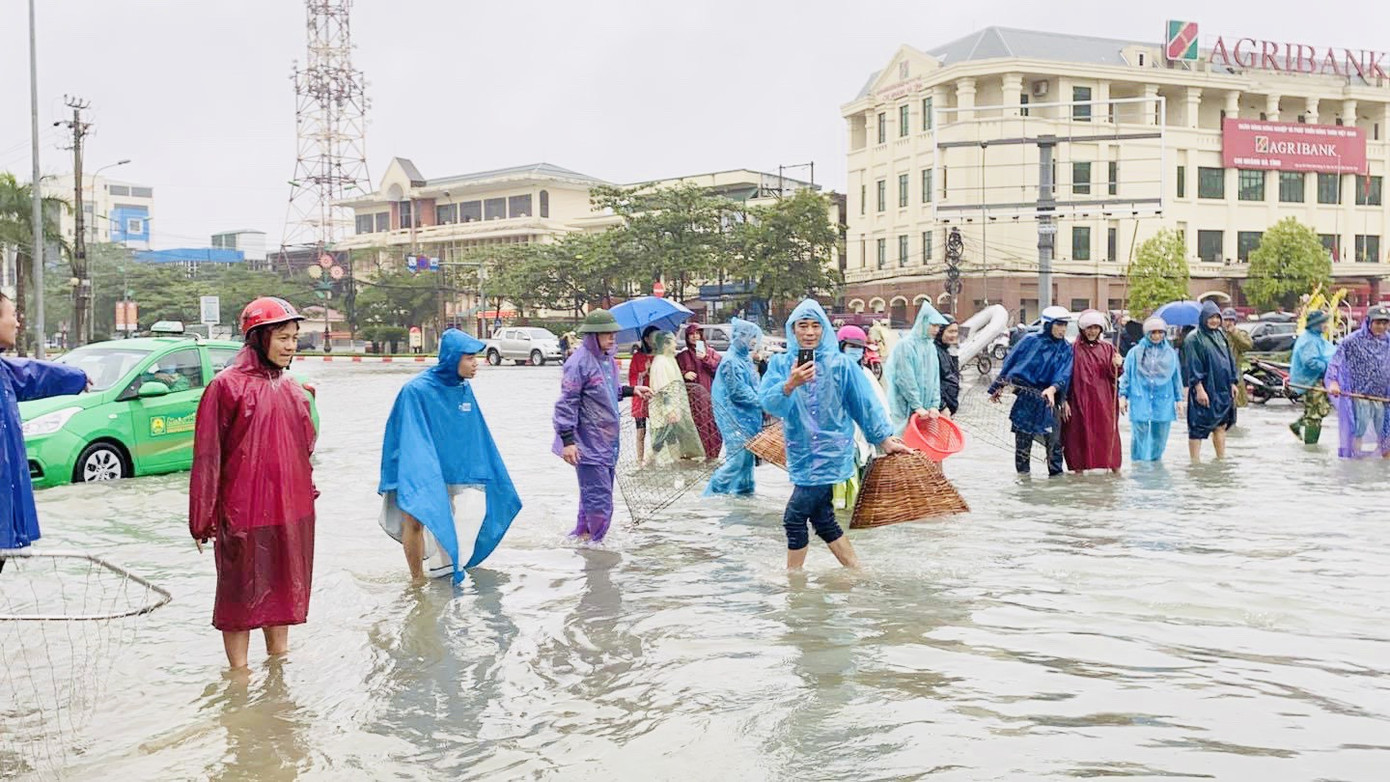 Nước lũ dâng cao, người dân Hà Tĩnh mang nơm ra đường bắt cá ảnh 4